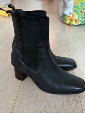 Patina leather Sleek Black Mid Block Heel Ankle Boots size 9